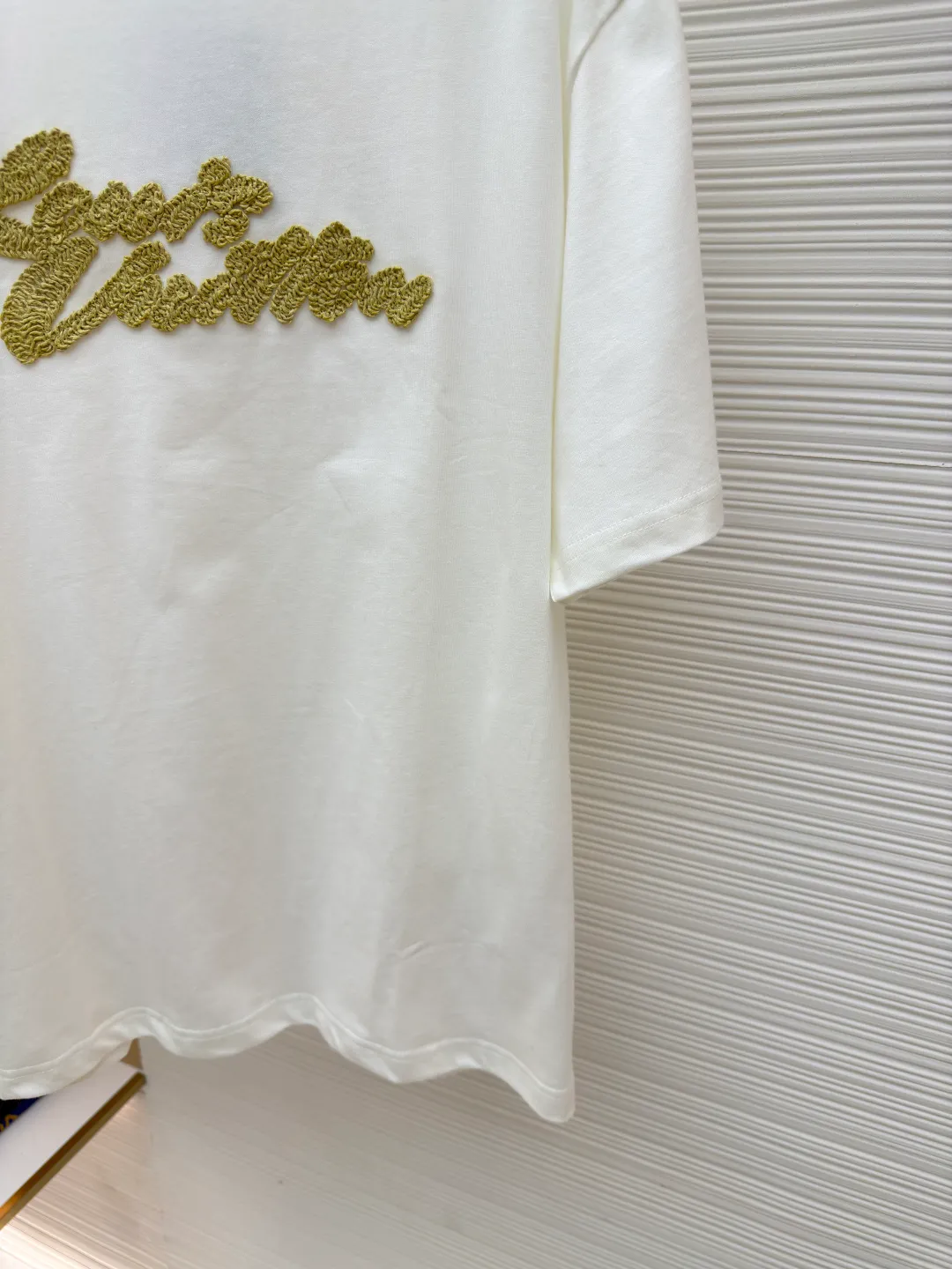 LOUIS VUITTON 拉菲草字母刺绣短袖 ●正品：10399购入开发 ●货号：1680198-A10 ●面料：平织优质棉 ●工艺：双纱拉架螺纹  ●版型：合身版型 ●克重：约285克 ●尺码：XS-S-M-L ●描述：巧妙运用拉菲草般的标志性元素，为经典廓形增添一抹手工气息。 Decorated with Louis Vuitton embroidery on the chest and Marque 1.Vuitton Dé 💰osée label on the back. The overall wiring is straight and delicate, the fabric is comfortable and soft, and the color is consistent without color difference. It can be matched with the same style to create a fashionable look and control various occasions. Customized accessories, complete with three standards, same style for men and women!